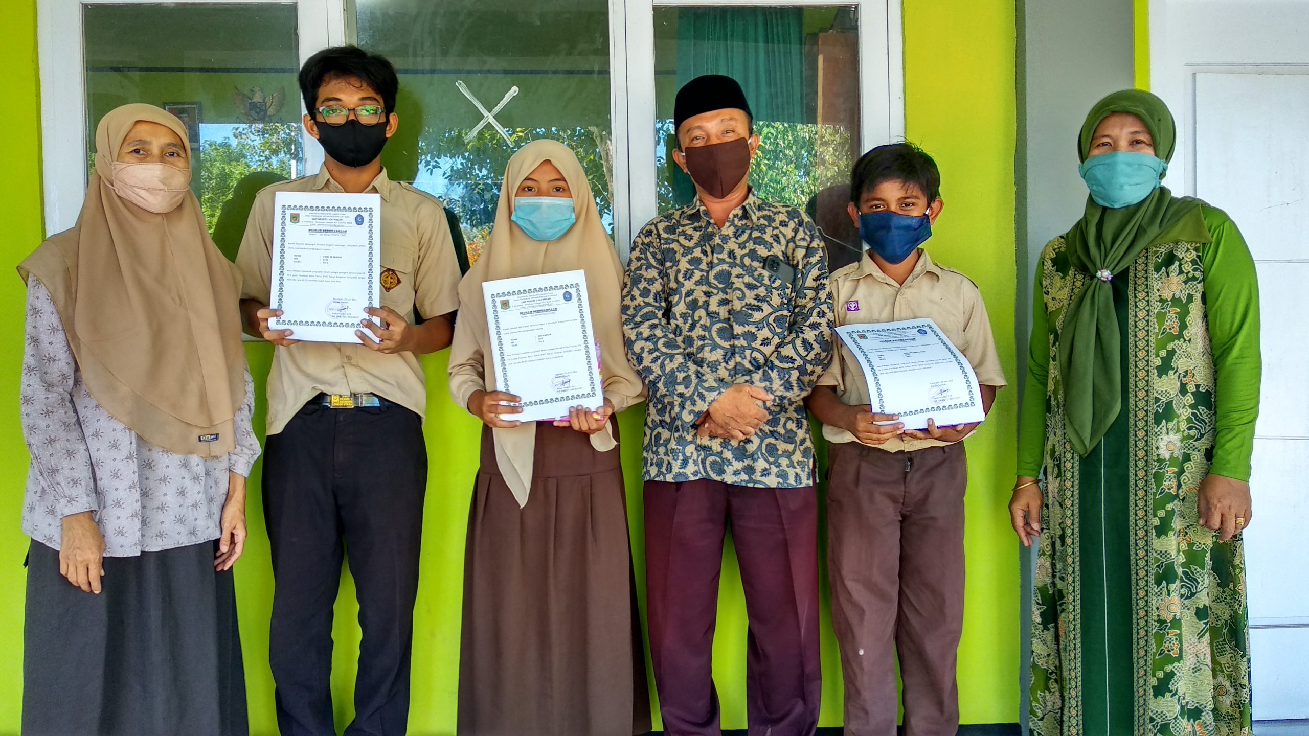 Pemberian Piagam & Hadiah Kepada Siswa Kelas VII & VIII Yang Mendapatkan Juara Kelas & Juara Umum T.P 2020/2021 Pemberian Piagam & Hadiah Kepada Siswa Kelas VII & VIII Yang Mendapatkan Juara Kelas & Juara Umum T.P 2020/2021