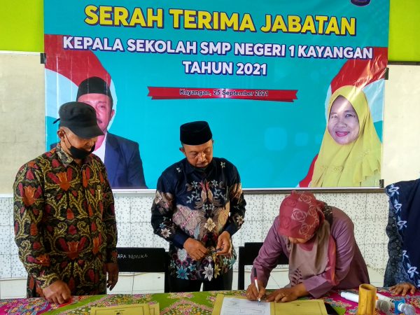 Resmi.... Acara Serah Terima Jabatan Kepala Sekolah SMPN 1 Kayangan Tahun 2021 dilakukan secara tertutup sesuai standar Prokes. Resmi.... Acara Serah Terima Jabatan Kepala Sekolah SMPN 1 Kayangan Tahun 2021 dilakukan secara tertutup sesuai standar Prokes.