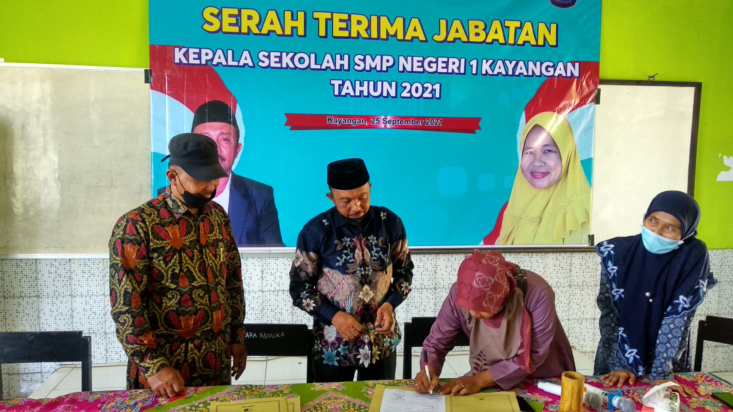 Resmi.... Acara Serah Terima Jabatan Kepala Sekolah SMPN 1 Kayangan Tahun 2021 dilakukan secara tertutup sesuai standar Prokes. Resmi.... Acara Serah Terima Jabatan Kepala Sekolah SMPN 1 Kayangan Tahun 2021 dilakukan secara tertutup sesuai standar Prokes.