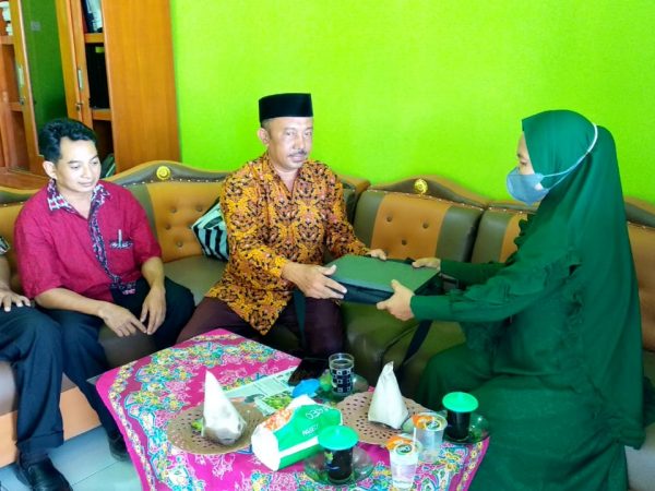 Imtaq Hari Jumat Yang di Rangkai Dengan Pisah Sambut Kepala Sekolah SMPN 1 Kayangan Secara Simbolis.
