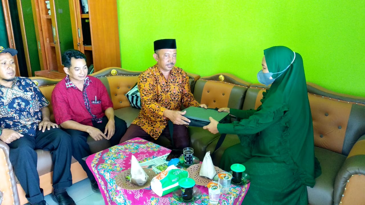Imtaq Hari Jumat Yang di Rangkai Dengan Pisah Sambut Kepala Sekolah SMPN 1 Kayangan Secara Simbolis. Imtaq Hari Jumat Yang di Rangkai Dengan Pisah Sambut Kepala Sekolah SMPN 1 Kayangan Secara Simbolis.