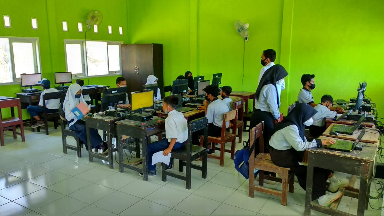 Penilaian Tengah Semester (PTS) Dengan Memanfaatkan Fasilitas Sekolah Berupa Wifi Gratis Penilaian Tengah Semester (PTS) Dengan Memanfaatkan Fasilitas Sekolah Berupa Wifi Gratis