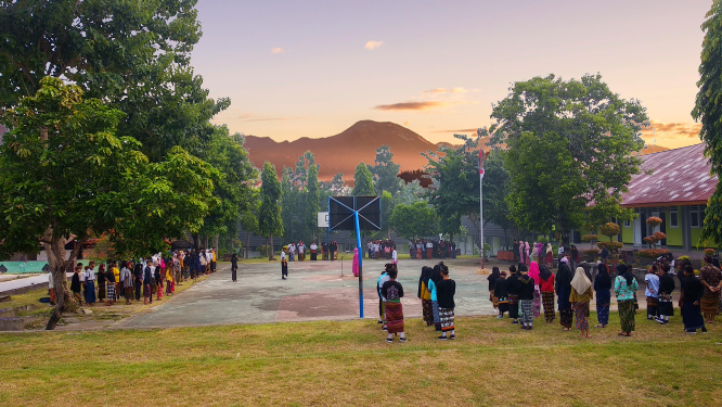 UPACARA BENDERA DALAM RANGKA MEMPERINGATI HARI PENDIDIKAN NASIONAL ( 2 MEI ) di SMPN 1 KAYANGAN