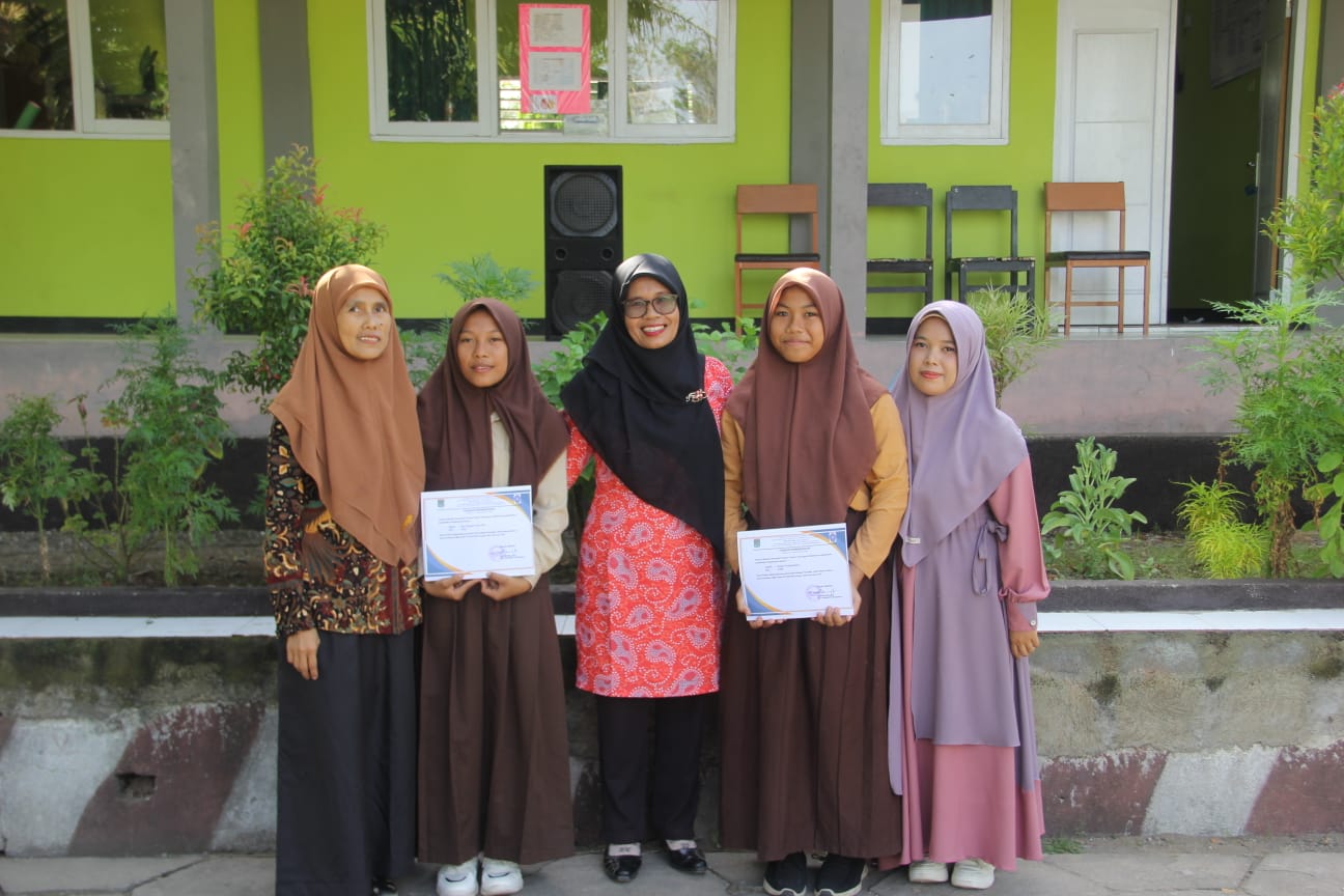 Pembagian Hadiah dan Piagam Kepada Siswa-siswi Berprestasi Tahun Pelajaran 2021/2022