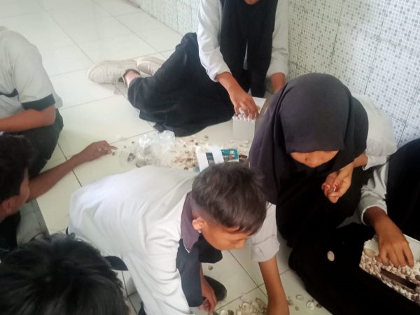 PRAKTlK MEMBUAT KERAJINAN DARI LIMBAH PRAKTlK MEMBUAT KERAJINAN DARI LIMBAH