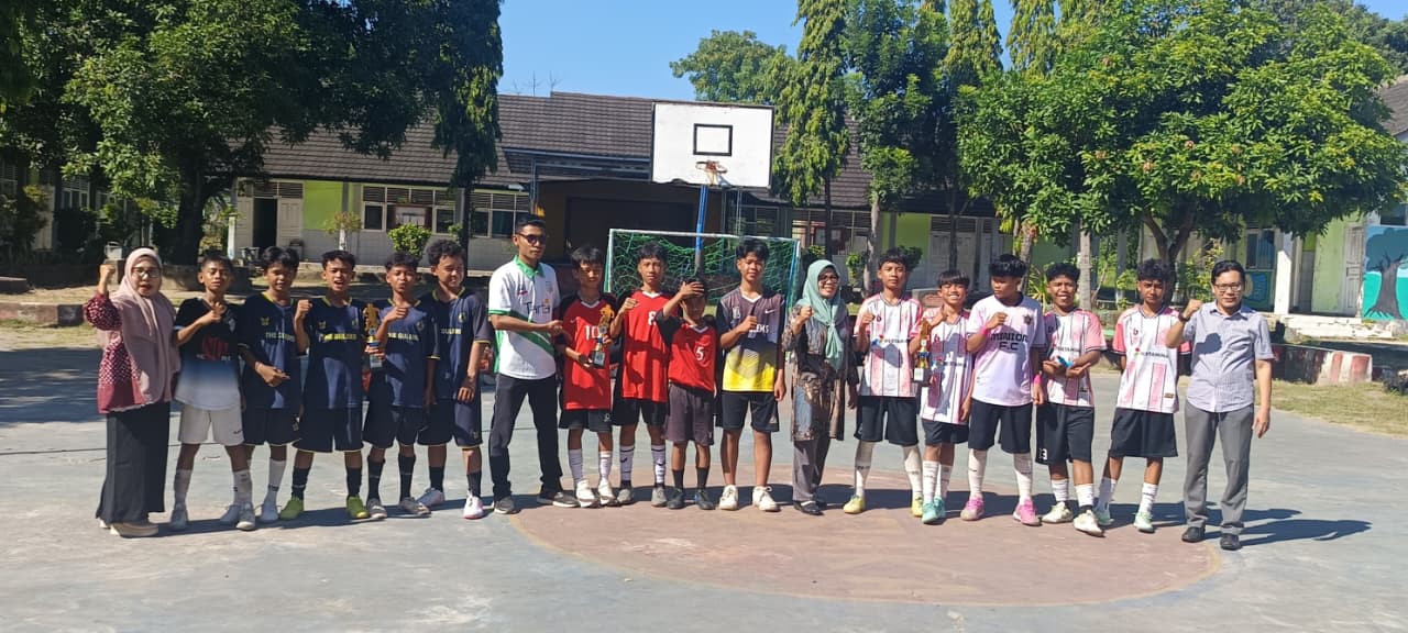 Semangat Kebersamaan dan Sportivitas: Keseruan Class Meeting Futsal SMPN 1 Kayangan Semangat Kebersamaan dan Sportivitas: Keseruan Class Meeting Futsal SMPN 1 Kayangan